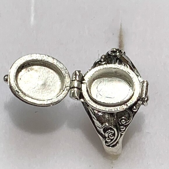 Sterling Silver Ash Holder Ring With A Peridot Sz 7  NEW - Picture 2 of 2